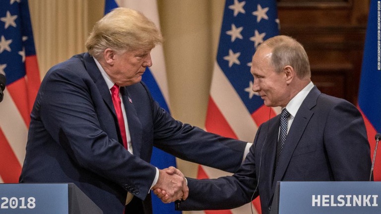 握手を交わすトランプ大統領（左）とプーチン大統領。首脳会談の様子を各国メディアが一斉に報じた/Chris McGrath/Getty Images Europe/Getty Images