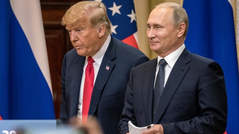 トランプ大統領（左）は記者会見で、介入を否定したプーチン氏の肩を持つ姿勢を示していた/Chris McGrath/Getty Images