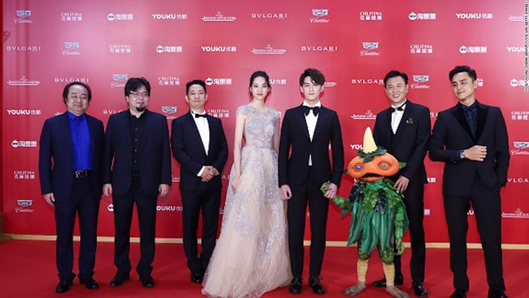 上海国際映画祭のレッドカーペットに立つ「阿修羅」の出演者ら/VCG/Visual China Group/VCG via Getty Images