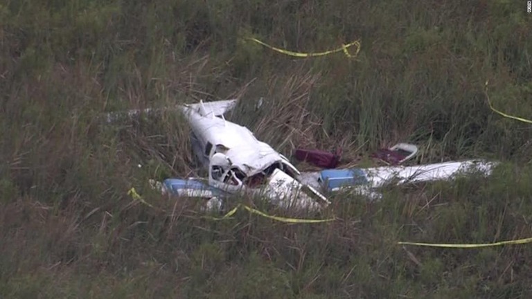 空中で衝突したとみられる小型機/WSVN