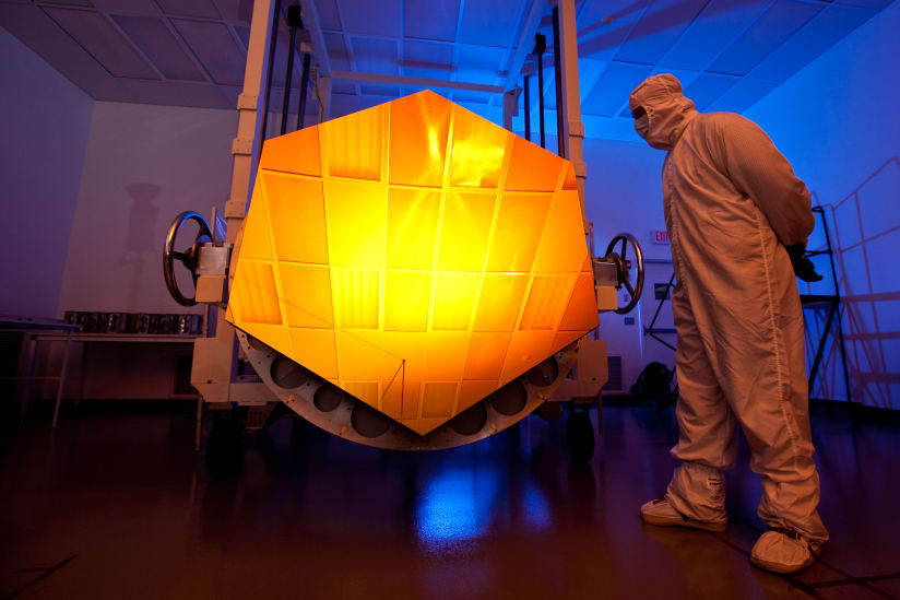 鏡の反射部分はより多くの光を捉えるため、非常に薄い金の膜でコーティングされている/NASA
