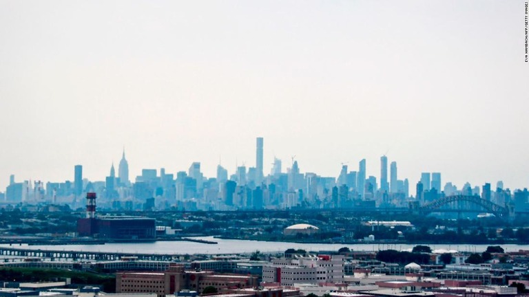 高層ビルが立ち並ぶニューヨーク。大気の質は国立公園を上回るペースで改善している/EVA HAMBACH/AFP/Getty Images