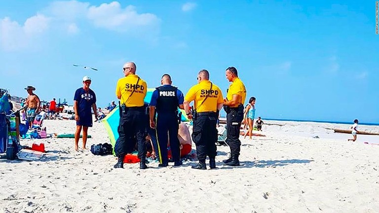 警察によれば、日光浴をしていた観光客に風で飛んだビーチパラソルが突き刺さる出来事があった/insert4coins/Instagram
