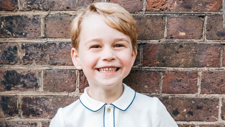 ジョージ王子の５歳の誕生日を記念した写真が公開された/MATT PORTEOUS/AFP/Getty Images
