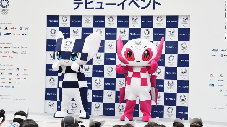 東京五輪のマスコット、ミライトワ（左）とソメイティがお披露目された/Matt Roberts/Getty Images AsiaPac/Getty Images