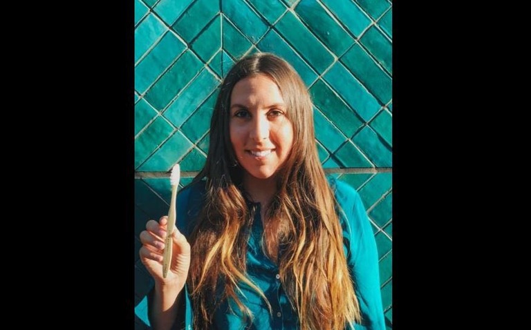 竹製歯ブラシ販売の「プラス・ウルトラ」創業者、クリスティーナ・ラミレスさん＝同社提供