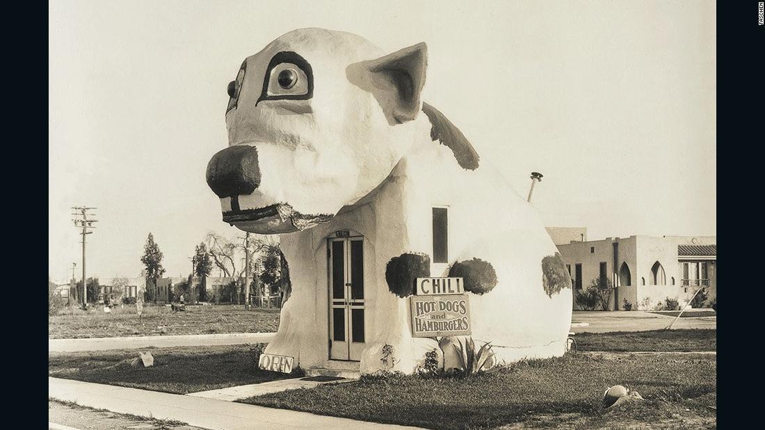 子犬に見つめられ、思わず入店してしまう? 1934年に撮影されたカフェ Credit: Taschen