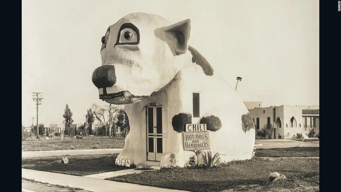 子犬に見つめられ、思わず入店してしまう？　１９３４年に撮影されたカフェ Credit: Taschen