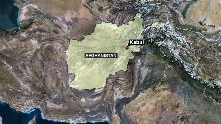 アフガン首都カブールにある国際空港近くで自爆テロが発生した/CNNI