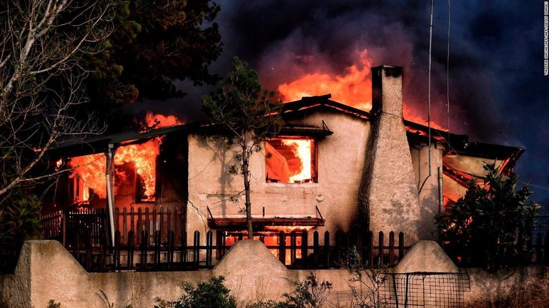 アテネ近郊で大規模な山火事が発生/VALERIE GACHE/AFP/AFP/Getty Images