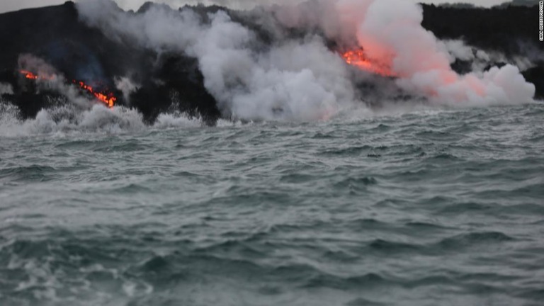 キラウエア火山の噴火は、今後数カ月から数年にわたって溶岩の噴出が続く可能性があるという/Sara Weisfeldt/CNN