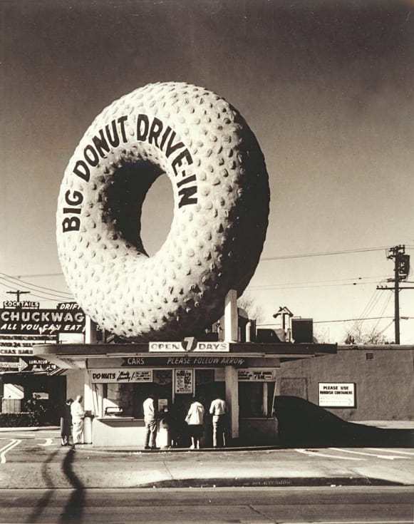 屋根に巨大なドーナツをのせたこの店は1955年に建てられた Credit: Taschen