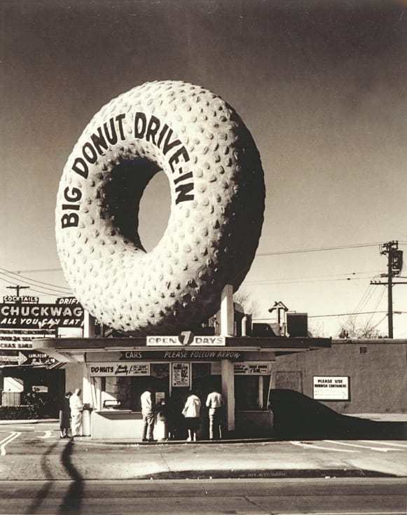 屋根に巨大なドーナツをのせたこの店は１９５５年に建てられた Credit: Taschen