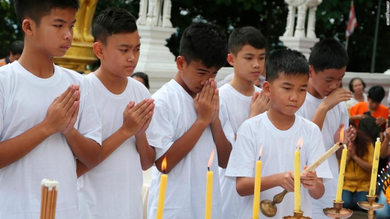 タイ洞窟から救助された少年らは僧侶見習いとなる儀式に参加した/Sakchai Lalit/AP