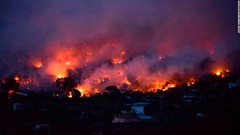ギリシャの山火事続く　死者７４人に、住民は海に避難