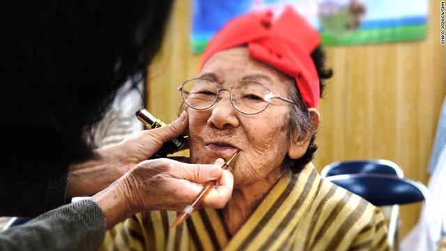 リハーサル前にメーキャップをする９５歳の女性/ Emiko Jozuka/CNN