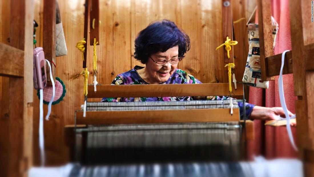 機織りをする８４歳の女性。認知症予防のため新しいことを学ぶようにしているという/Emiko Jozuka/CNN