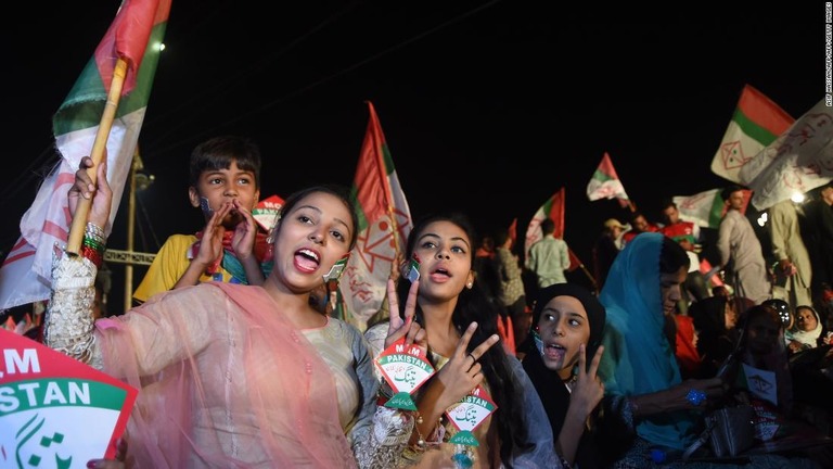 総選挙の投票日を迎えたパキスタンで爆発が発生/ASIF HASSAN/AFP/AFP/Getty Images