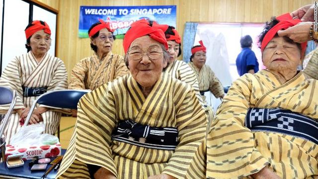 沖縄は、人口に占める１００歳以上の人の割合が１０万人当たり約５０人と世界最高の水準だ/ Emiko Jozuka/CNN