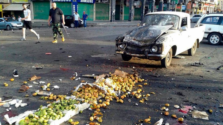 シリア南西部の野菜市場を標的にした自爆テロで３８人が死亡した/SANA via AP