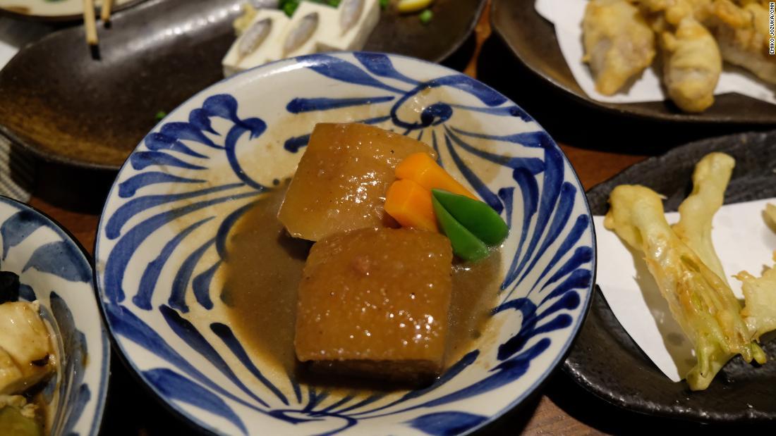 沖縄伝統の郷土料理には、こんぶやかつお節を使った栄養価の高いものが多い/Emiko Jozuka/CNN