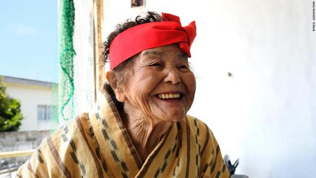 耳は遠くなっても動きは軽快だというメンバーの女性/ Emiko Jozuka/CNN