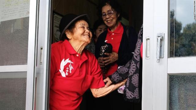 小浜島のお年寄りは、充実した人生を送ることが大事と口をそろえる/ Emiko Jozuka/CNN