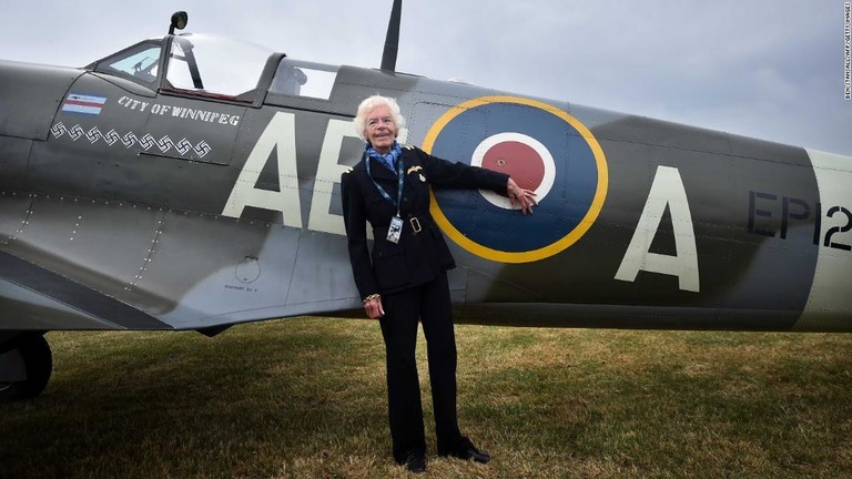 英空軍の女性パイロットとして戦闘機スピットファイアなどに搭乗したメリー・エリス氏/BEN STANSALL/AFP/Getty Images