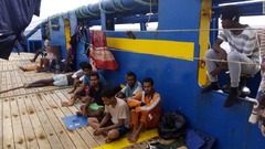 妊婦含む移民４０人乗せた船、２週間立ち往生　４カ国が入港拒否