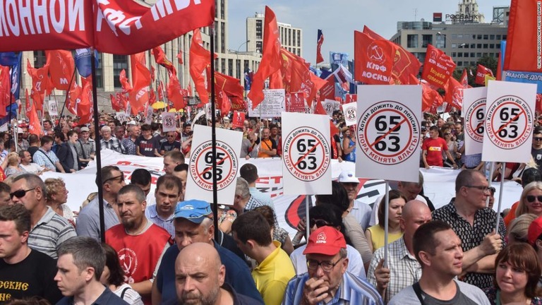 年金支給年齢の引き上げに抗議する人々＝２８日、モスクワ/VASILY MAXIMOV/AFP/Getty Images