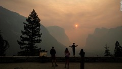 山火事の煙が立ち込めるヨセミテ国立公園