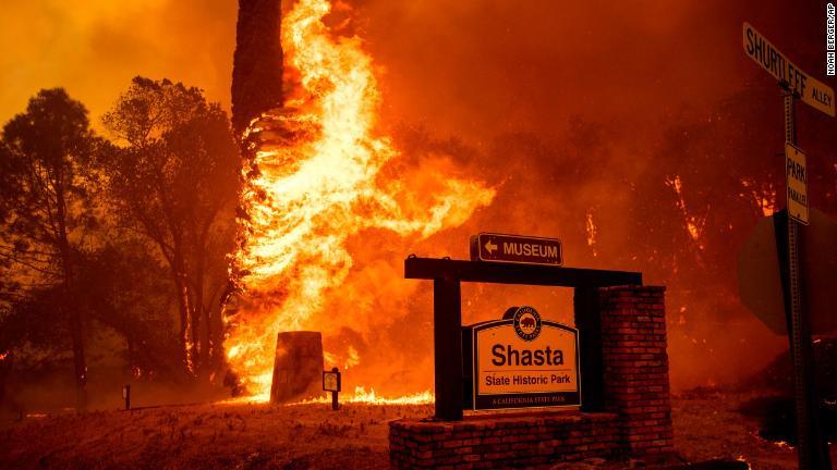 炎はシャスタ郡全域に燃え広がった/Noah Berger/AP