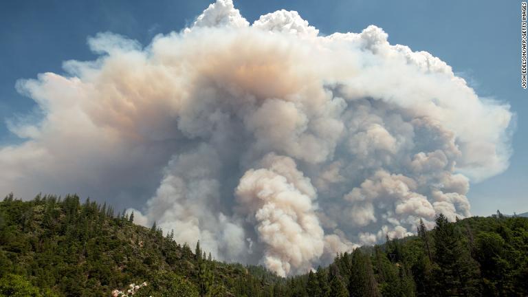 山火事で噴き上がった膨大な量の煙/JOSH EDELSON/AFP/Getty Images