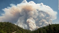 山火事で噴き上がった膨大な量の煙