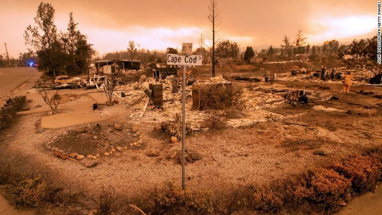 米カリフォルニア州北部で２３日に山火事が発生/JOSH EDELSON/AFP/Getty Images