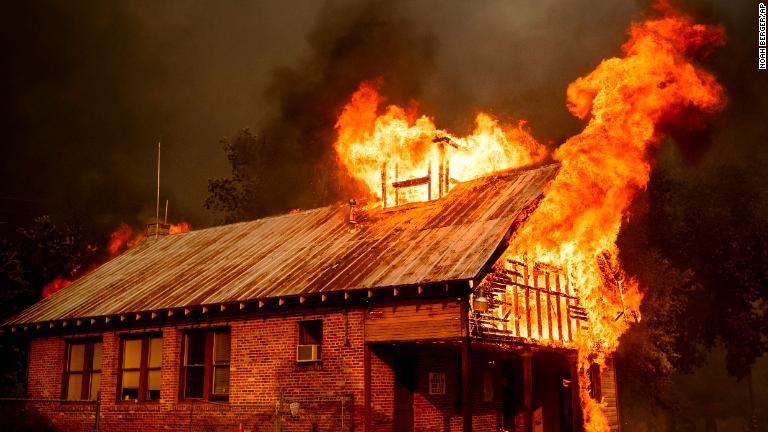歴史ある校舎も炎に包まれる/Noah Berger/AP