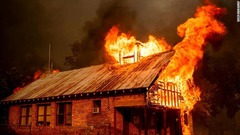 歴史ある校舎も炎に包まれる
