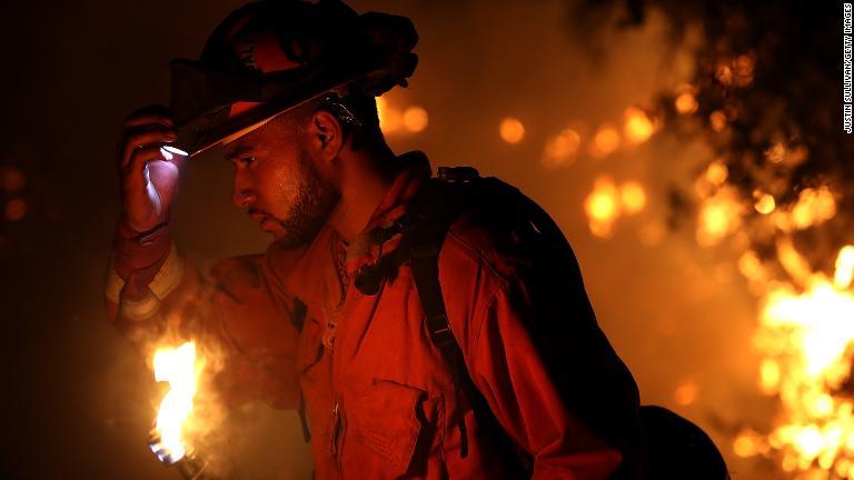 消火活動中の消防士/Justin Sullivan/Getty Images