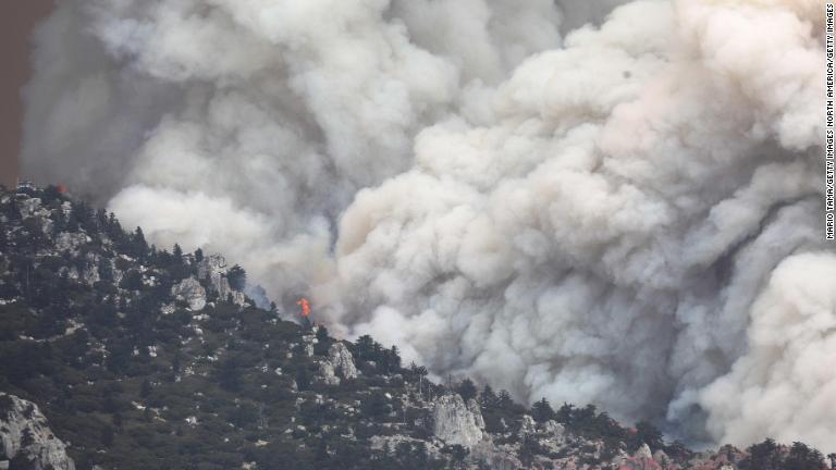 サンバーナディノ国立森林公園を焼く山火事。周辺の住民数千人が避難を余儀なくされた/Mario Tama/Getty Images