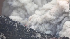 サンバーナディノ国立森林公園を焼く山火事。周辺の住民数千人が避難を余儀なくされた
