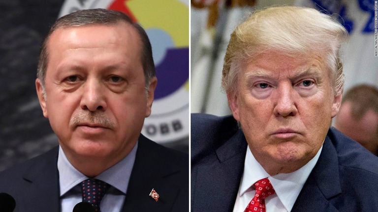 トルコのエルドアン大統領（左）がトランプ米大統領の求める米国人牧師の解放を否定/Adem Altan/Andrew Harre/Getty Images