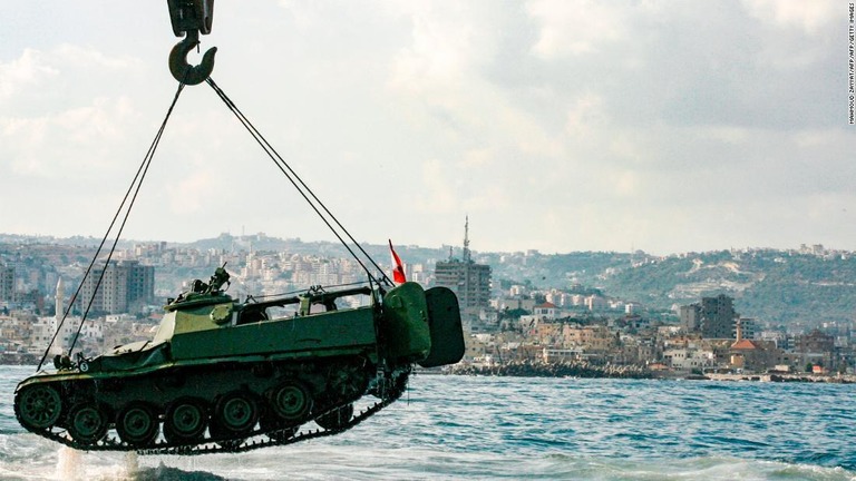 戦車を海底に沈めて「海底公園」を作り出す試みだという/MAHMOUD ZAYYAT/AFP/AFP/Getty Images