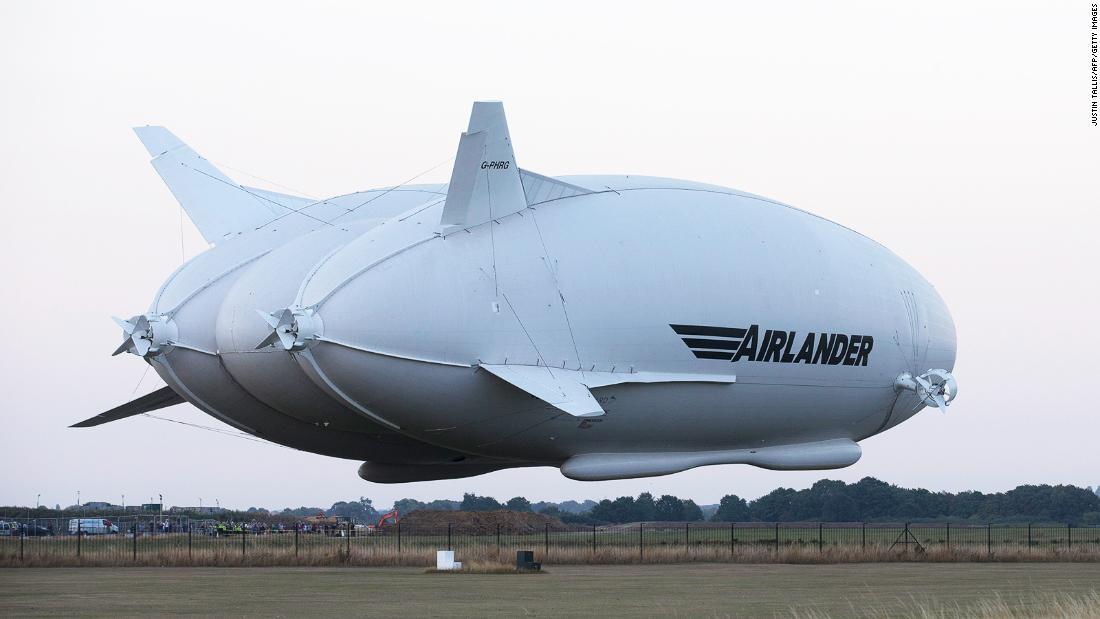 ＨＡＶエアランダー１０：当初は米軍向けに開発されたハイブリッド型のヘリウム飛行船で、空飛ぶ機械として世界最大の地位を占めている/Justin Tallis/AFP/Getty Images