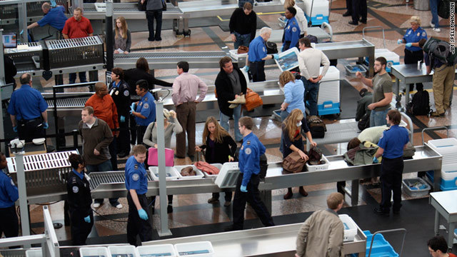 米国内の一部空港で、手荷物を３Ｄスキャンする装置が試験導入される/JIM SPELLMAN/CNN