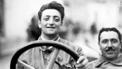 １９２０年の公道自動車レースに参加したフェラーリ創業者のエンツォ・フェラーリ