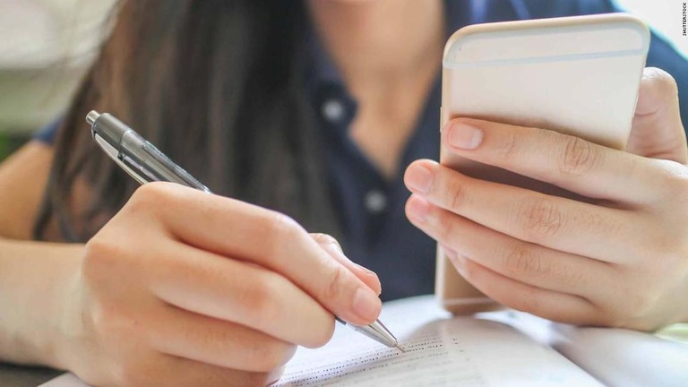 フランスの小中学校で９月からスマートフォンが禁止されることになった/Shutterstock