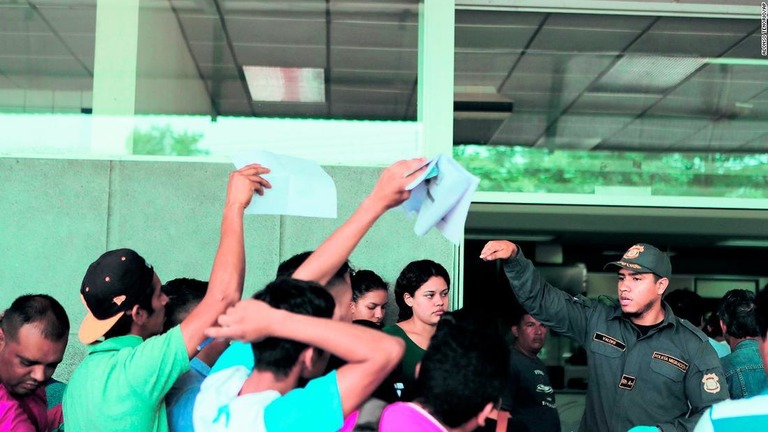 ニカラグアの人たちに申請書を求めるコスタリカ当局者＝７月２４日/Alonso Tenorio/AP