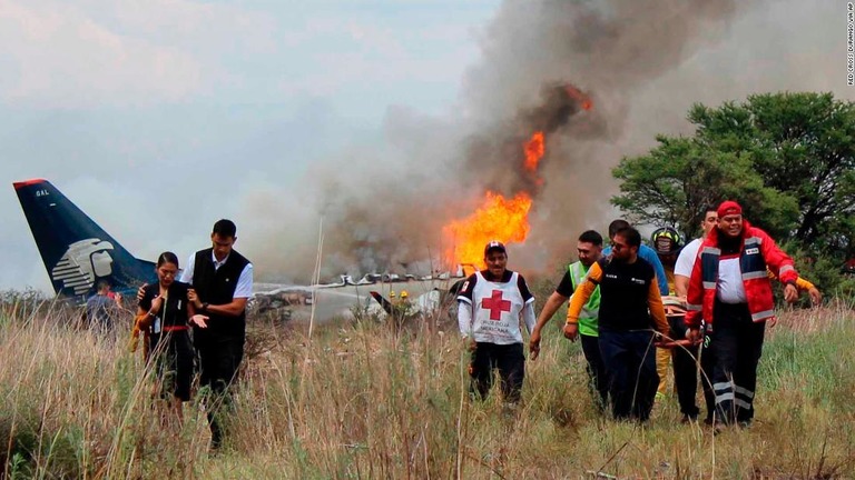 アエロメヒコ航空機の墜落現場で負傷者を救出する赤十字の職員/Red Cross Durango via AP