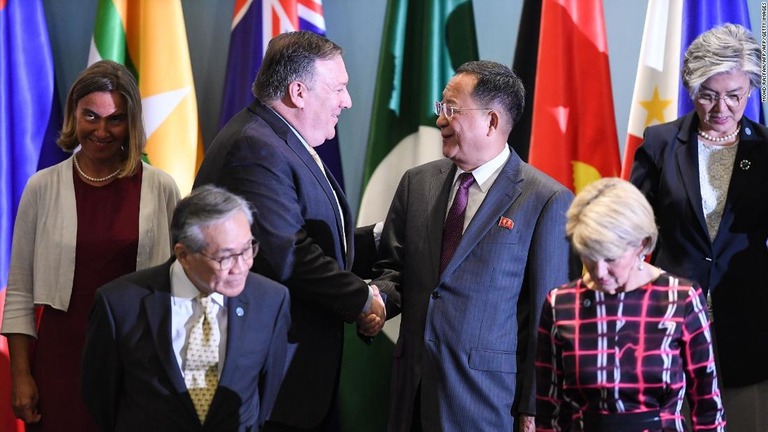 写真撮影の際に握手をするポンペオ米国務長官（左）と北朝鮮の李容浩外相/MOHD RASFAN/AFP/AFP/Getty Images