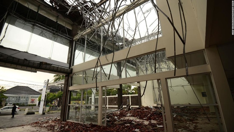 地震で破損した店舗＝５日、デンパサール/SONNY TUMBELAKA/AFP/AFP/Getty Images